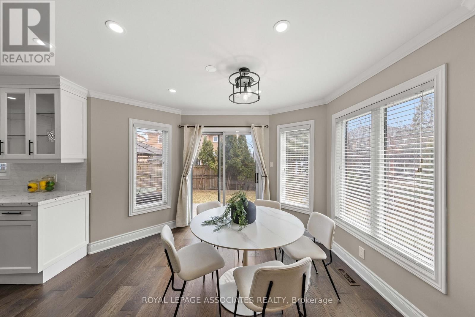 33 HUTTON CRESCENT Image 14