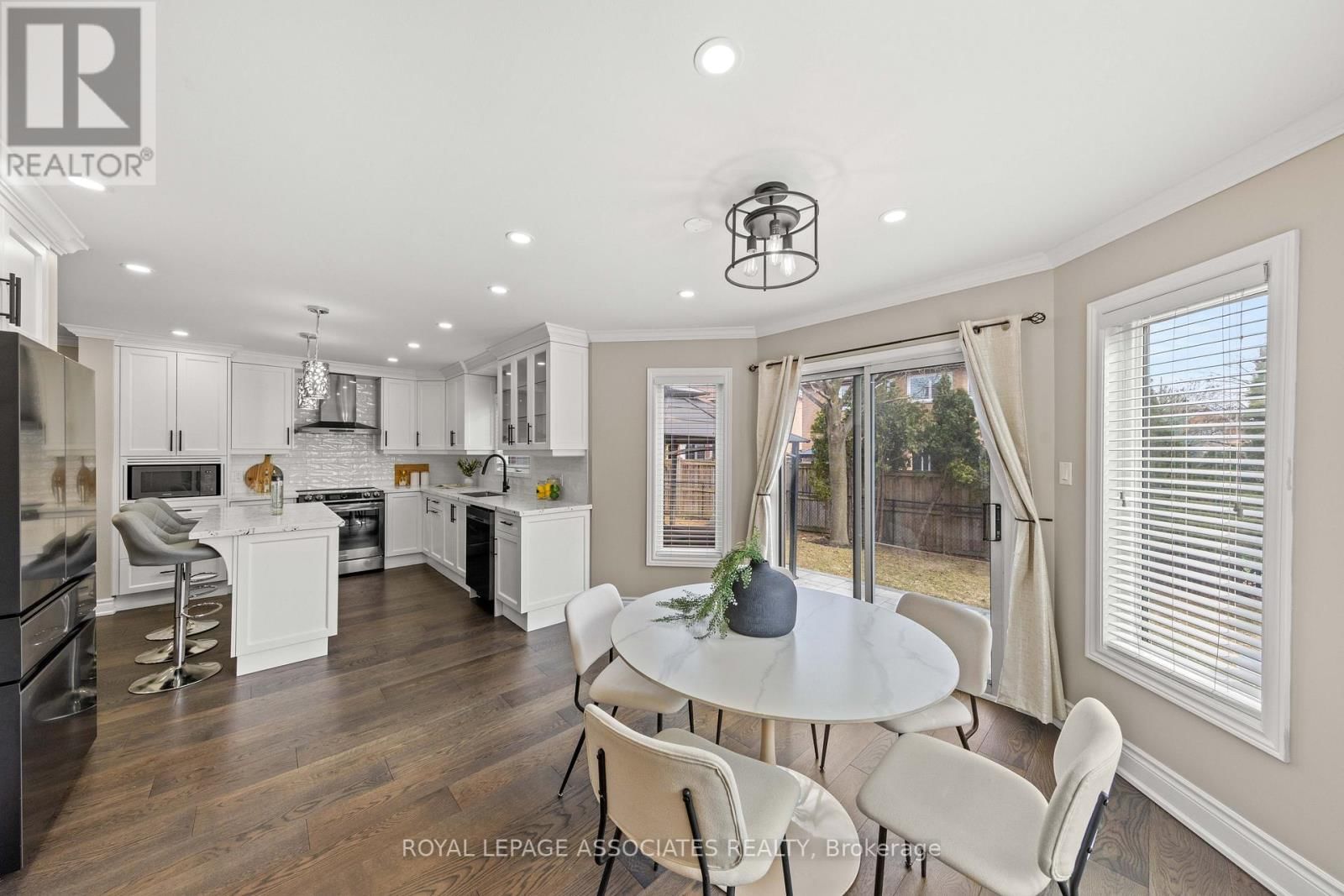 33 HUTTON CRESCENT Image 15