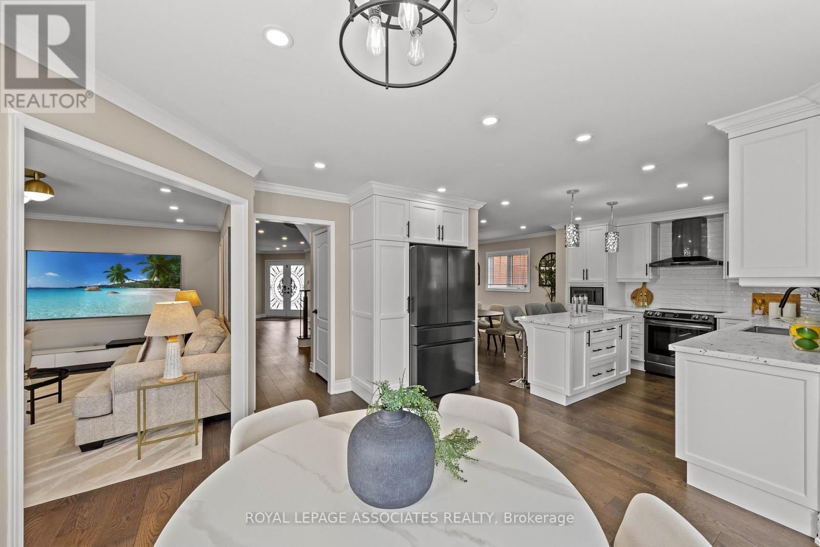 33 HUTTON CRESCENT Image 16