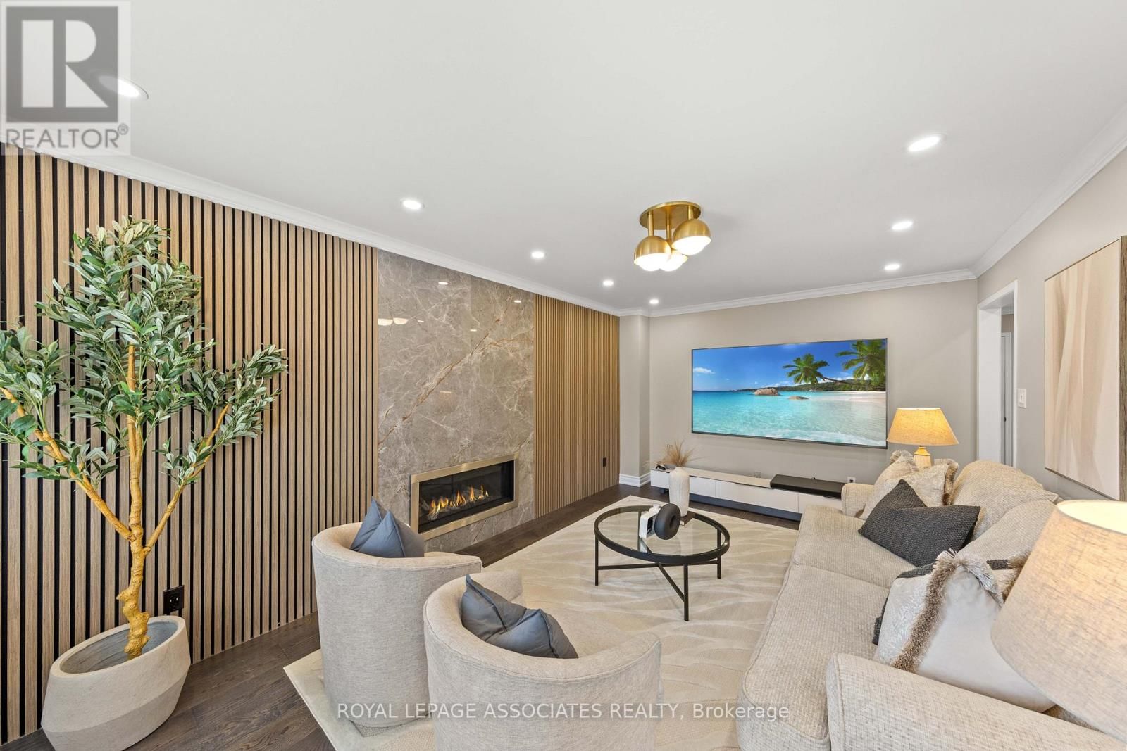 33 HUTTON CRESCENT Image 17