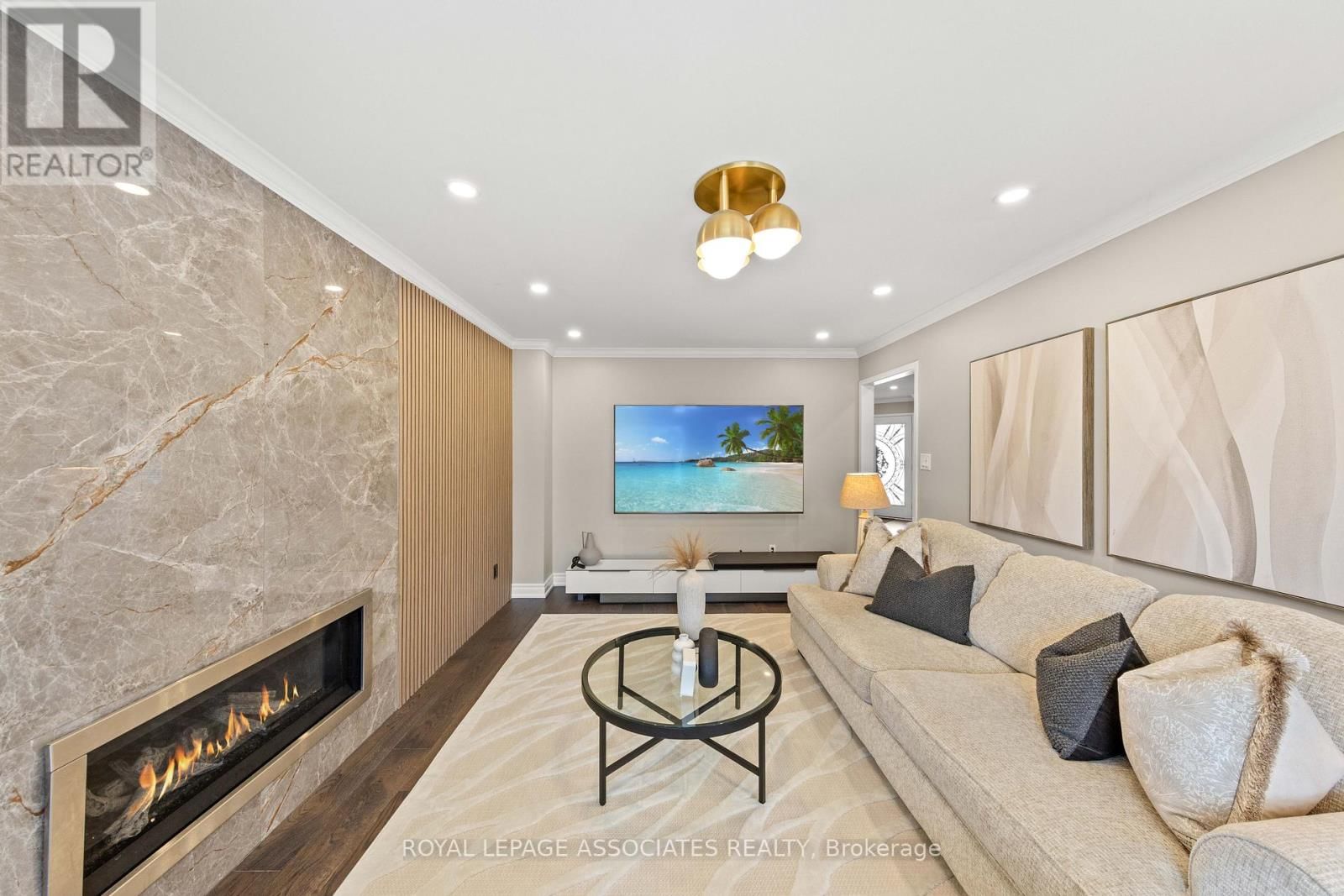 33 HUTTON CRESCENT Image 18