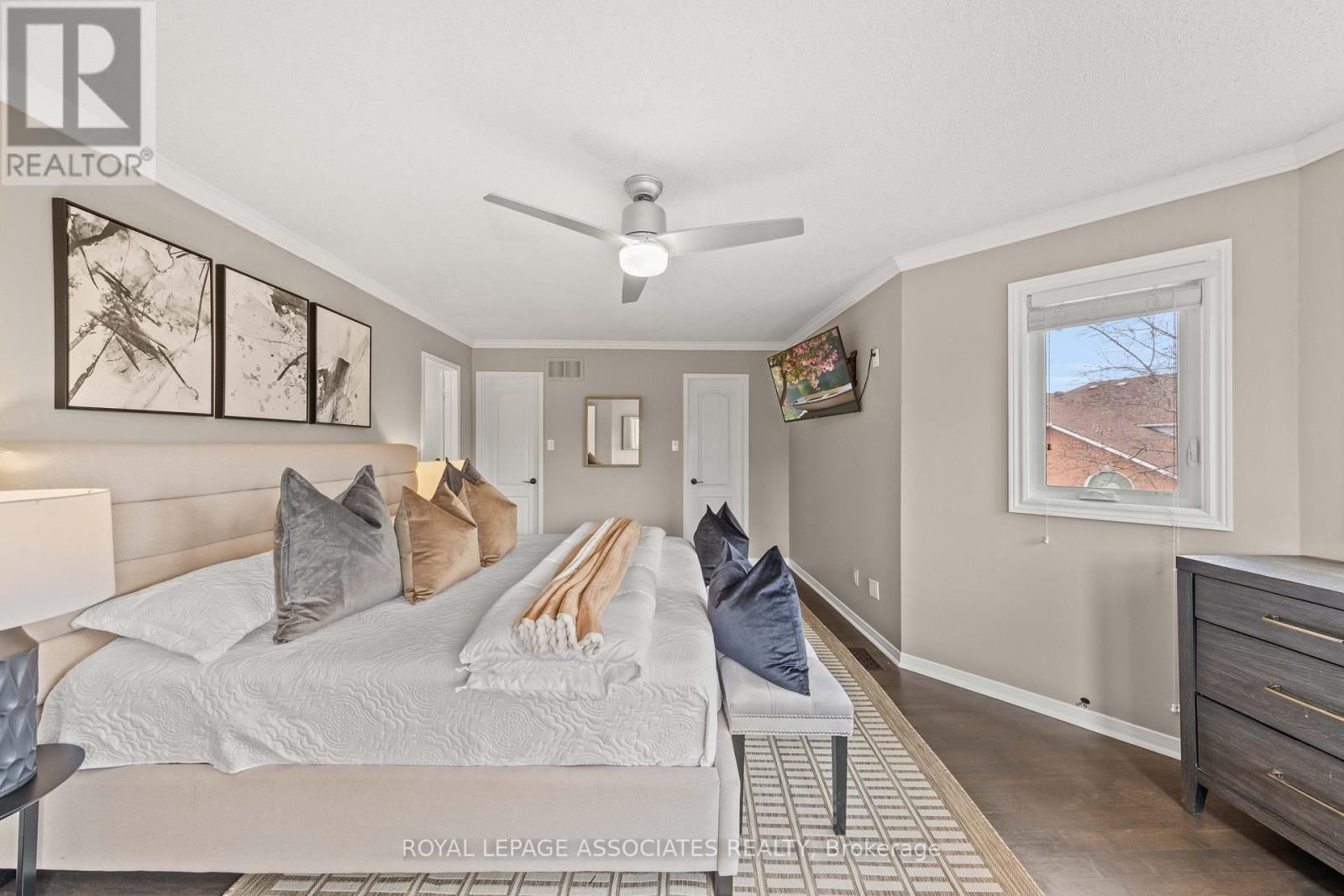 33 HUTTON CRESCENT Image 21