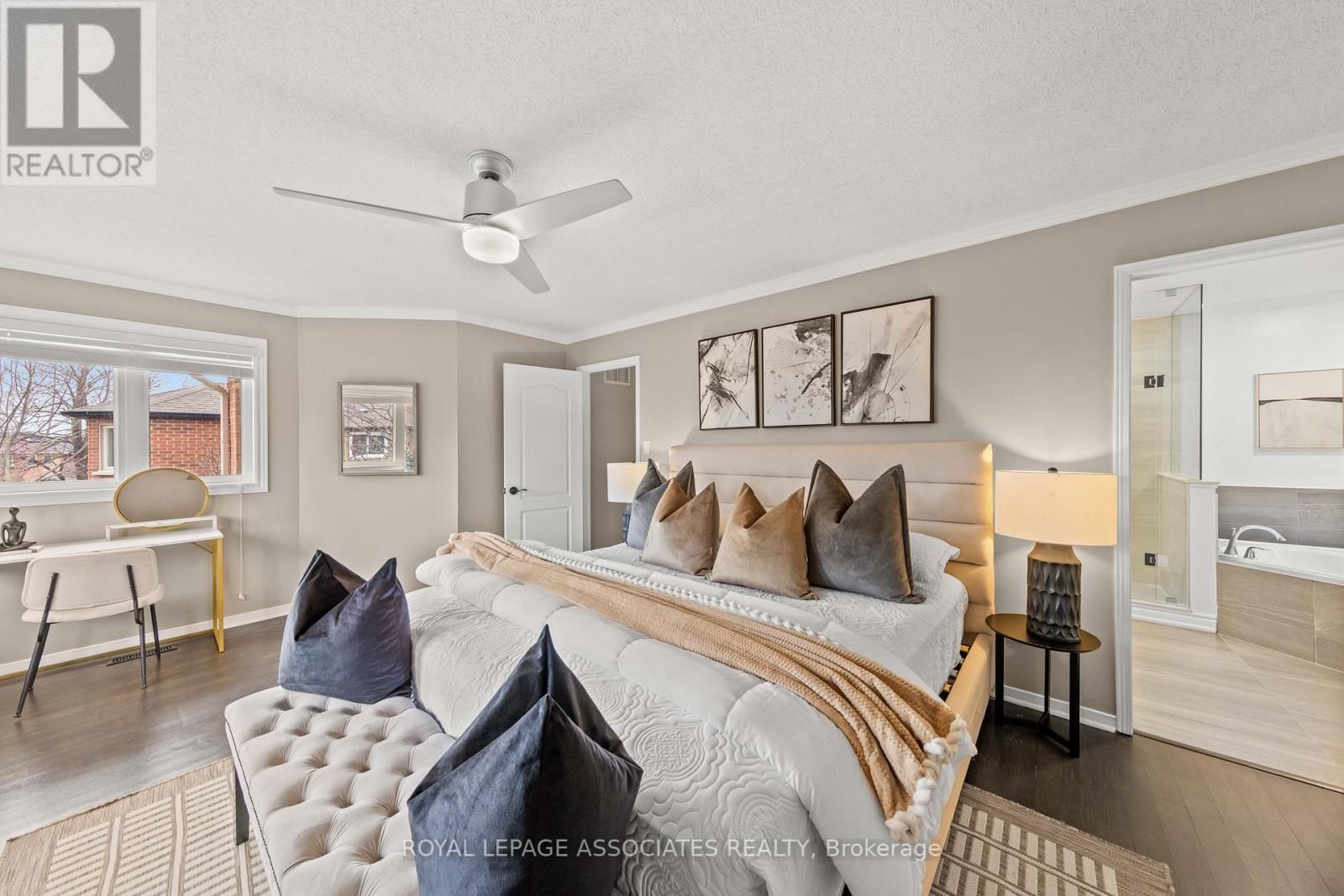 33 HUTTON CRESCENT Image 22