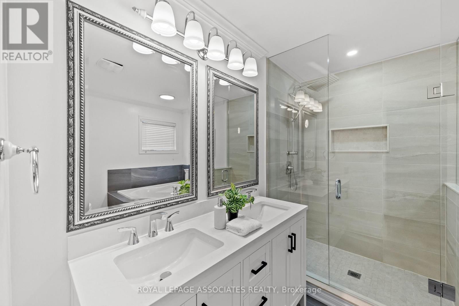 33 HUTTON CRESCENT Image 23