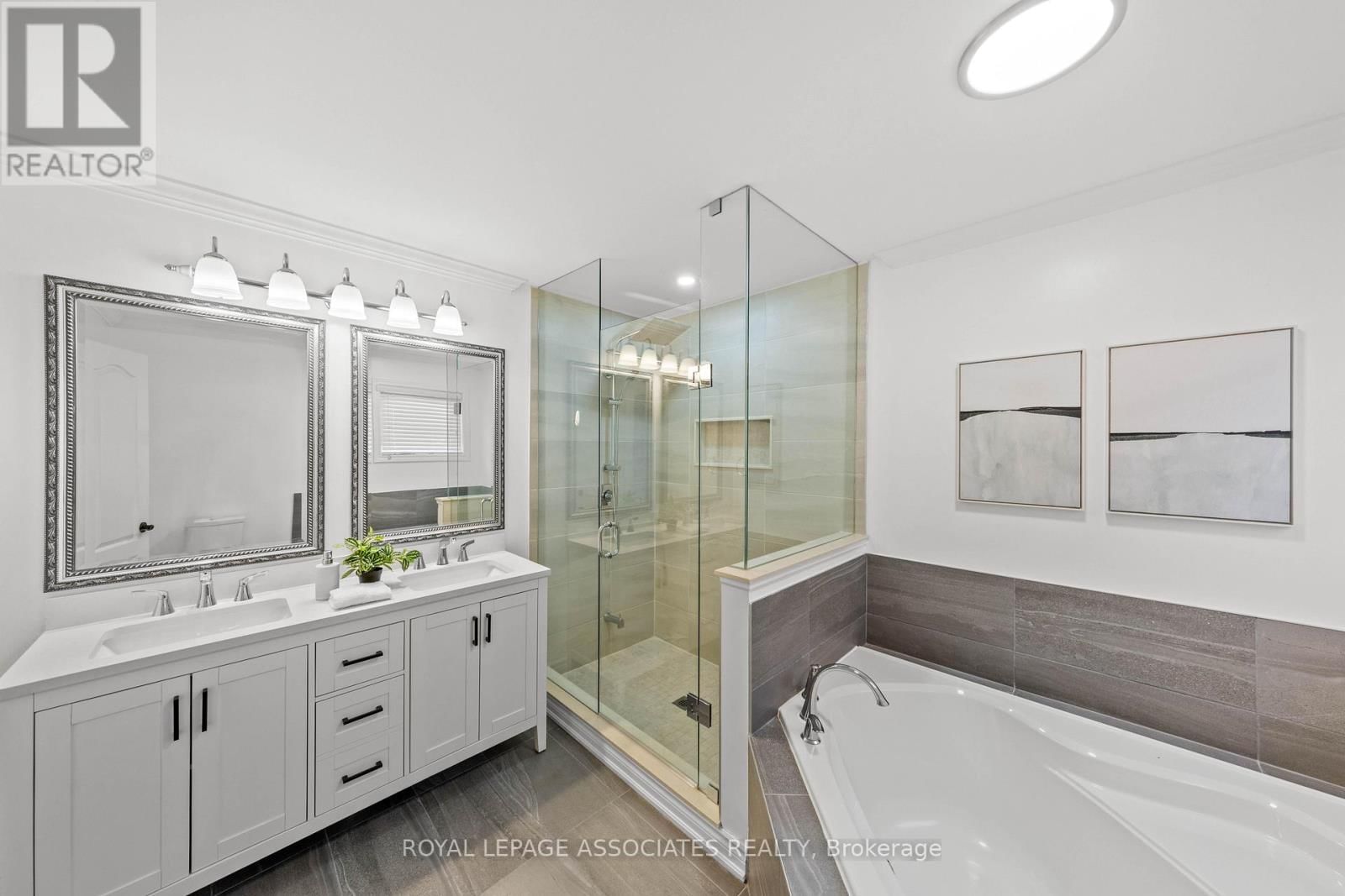 33 HUTTON CRESCENT Image 24