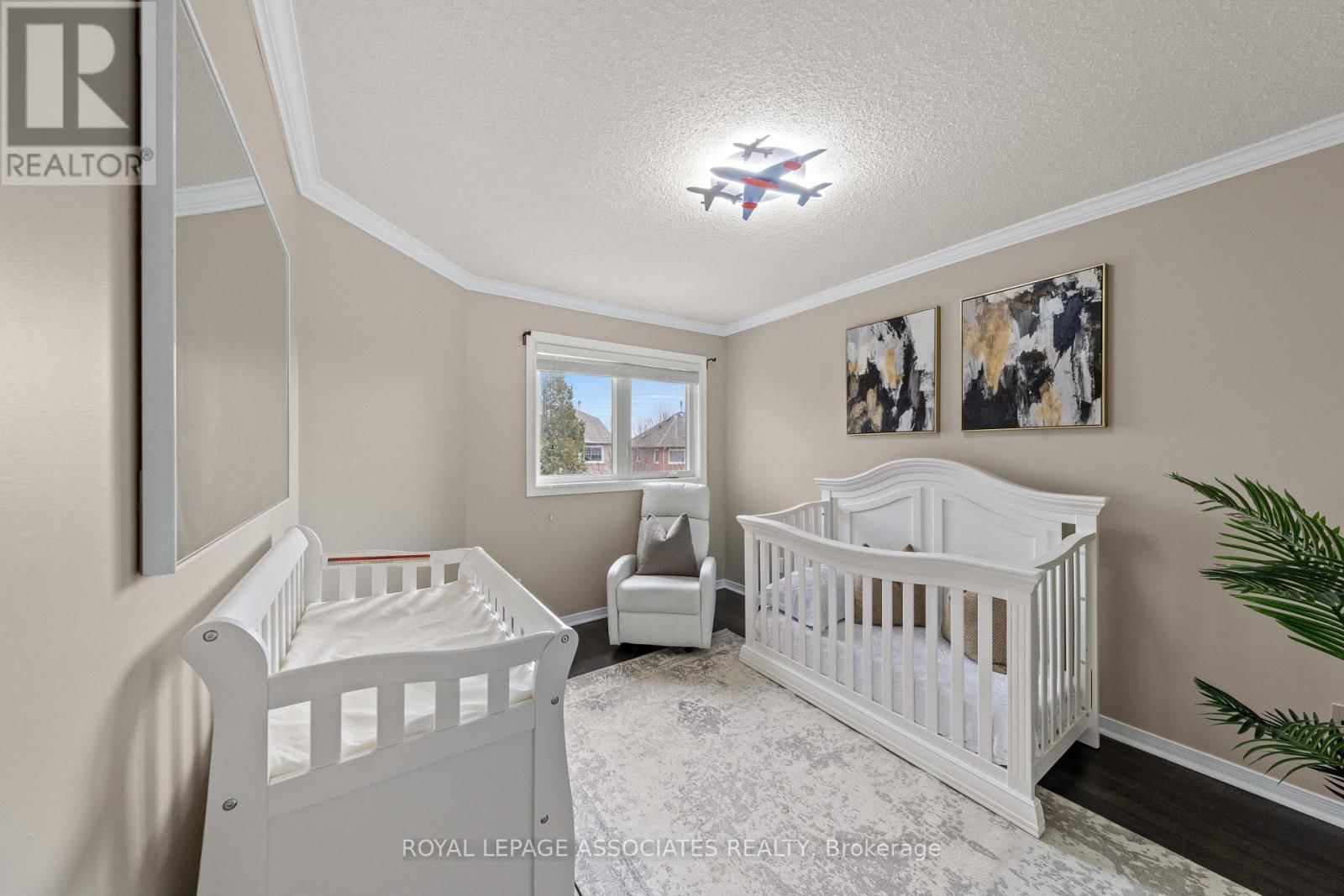 33 HUTTON CRESCENT Image 25