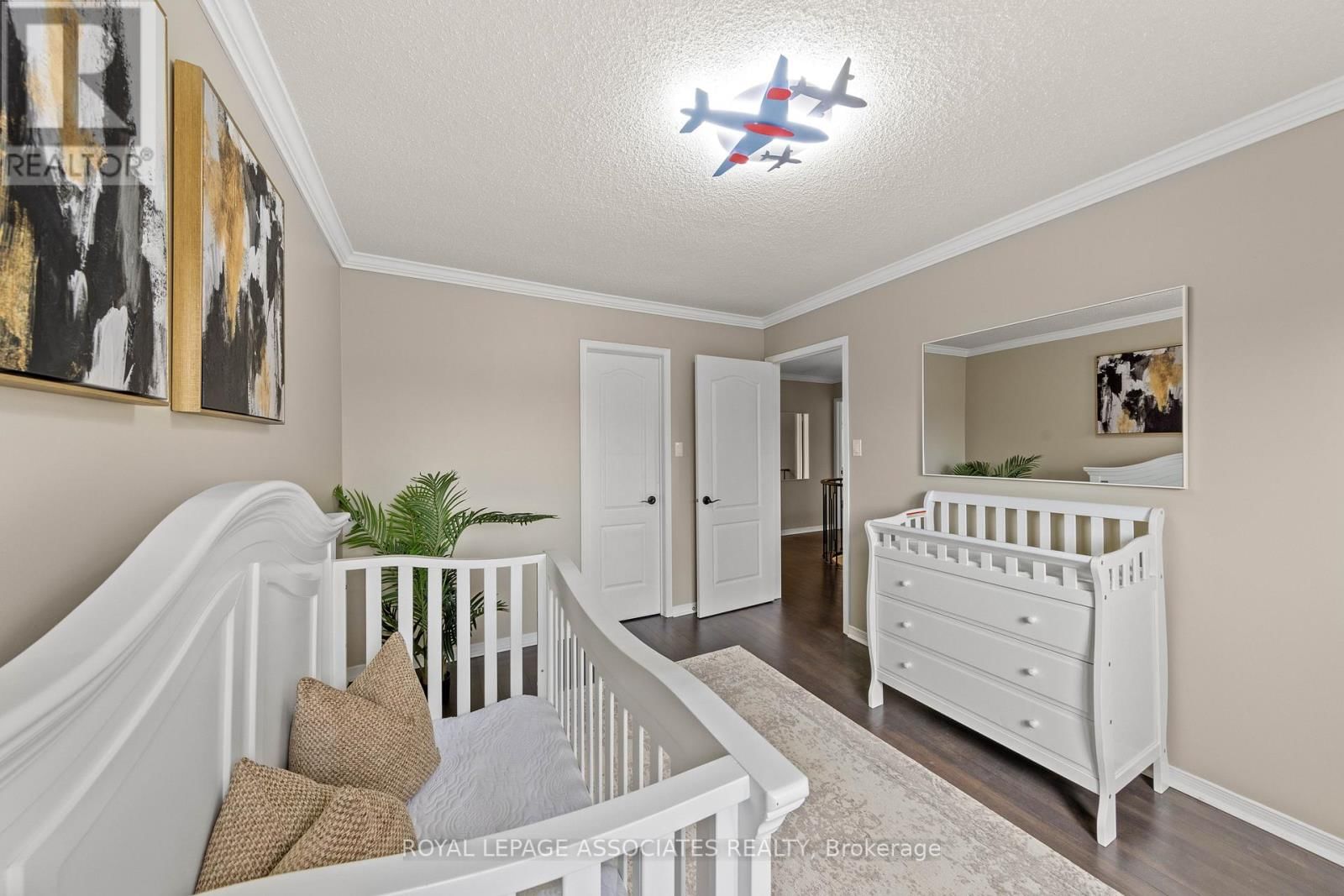 33 HUTTON CRESCENT Image 26