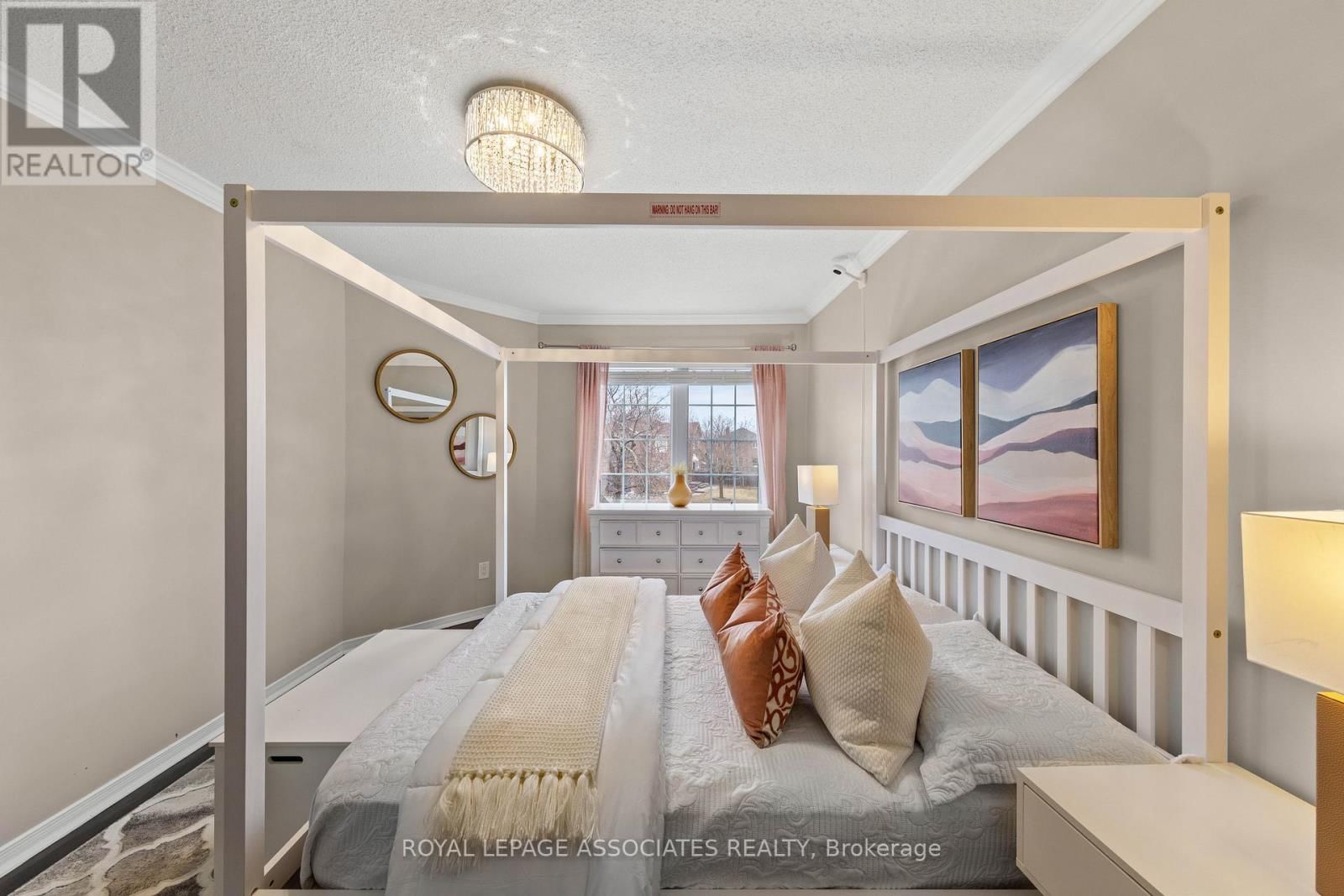 33 HUTTON CRESCENT Image 28