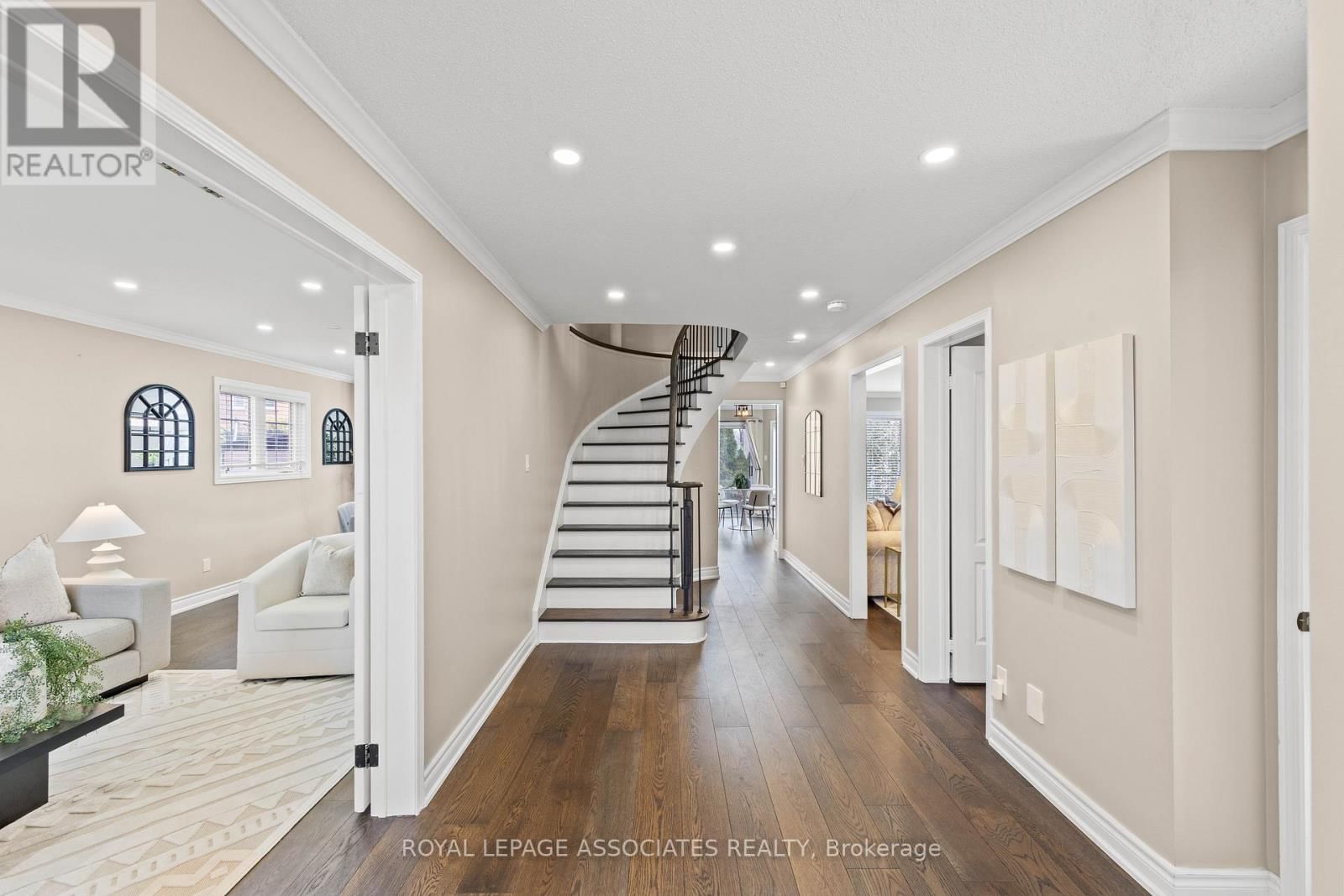 33 HUTTON CRESCENT Image 3