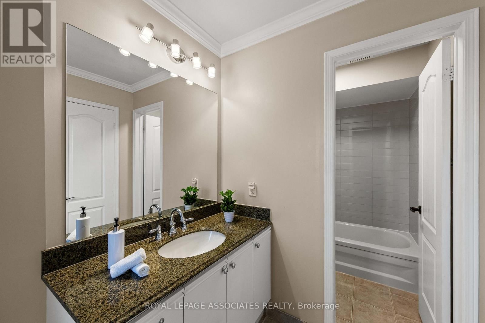 33 HUTTON CRESCENT Image 31