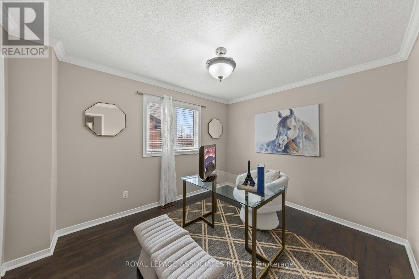 33 HUTTON CRESCENT Image 32