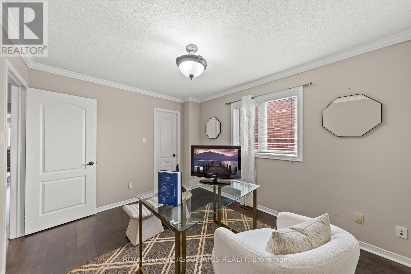 33 HUTTON CRESCENT Image 33