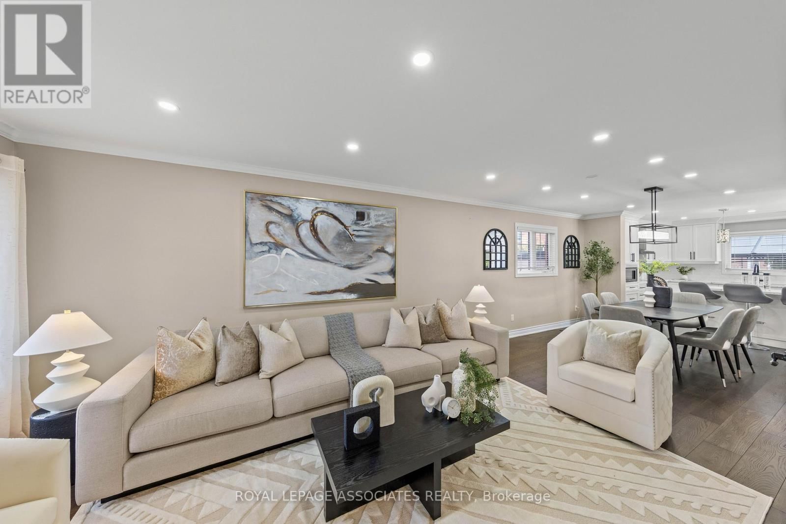 33 HUTTON CRESCENT Image 4