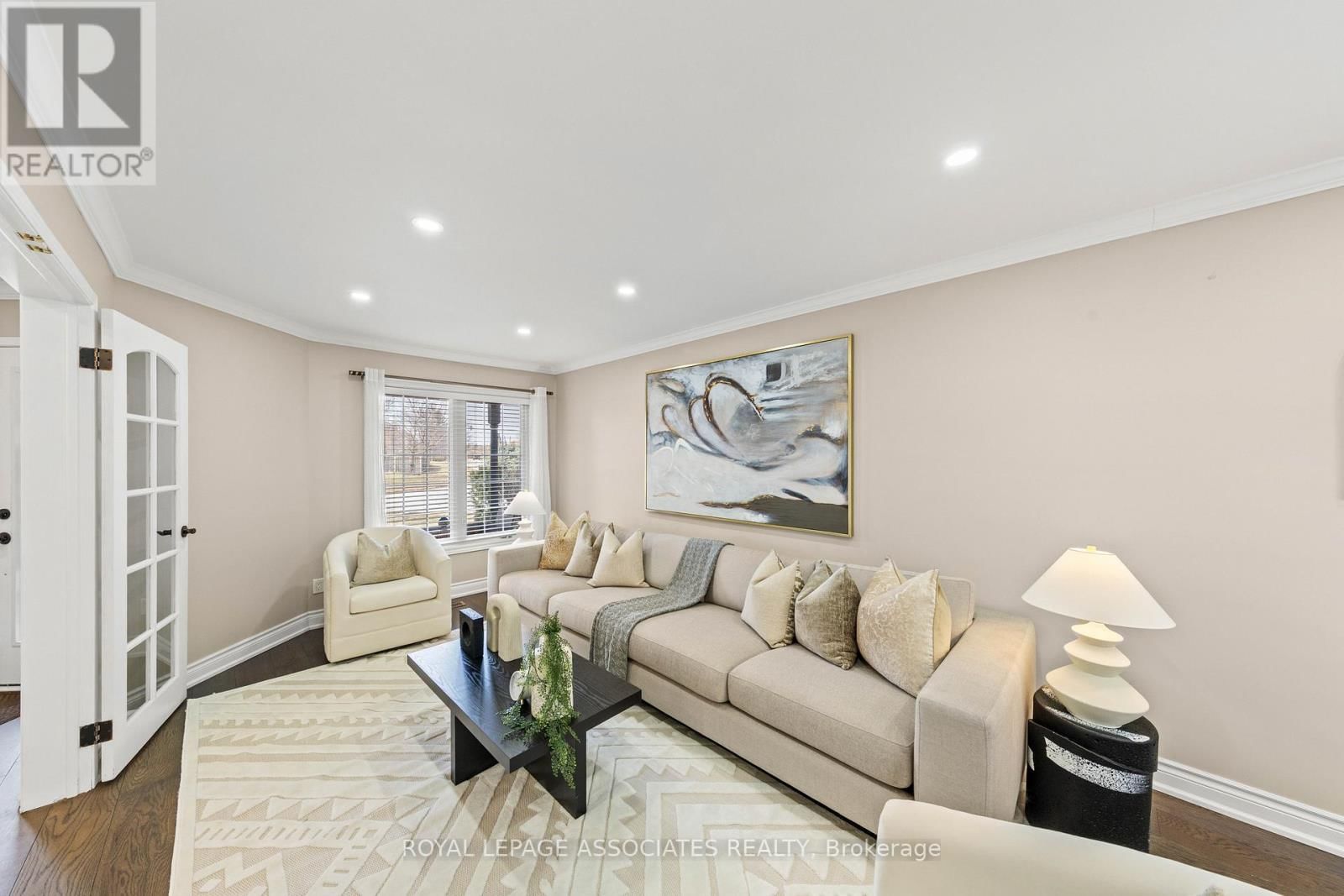 33 HUTTON CRESCENT Image 5