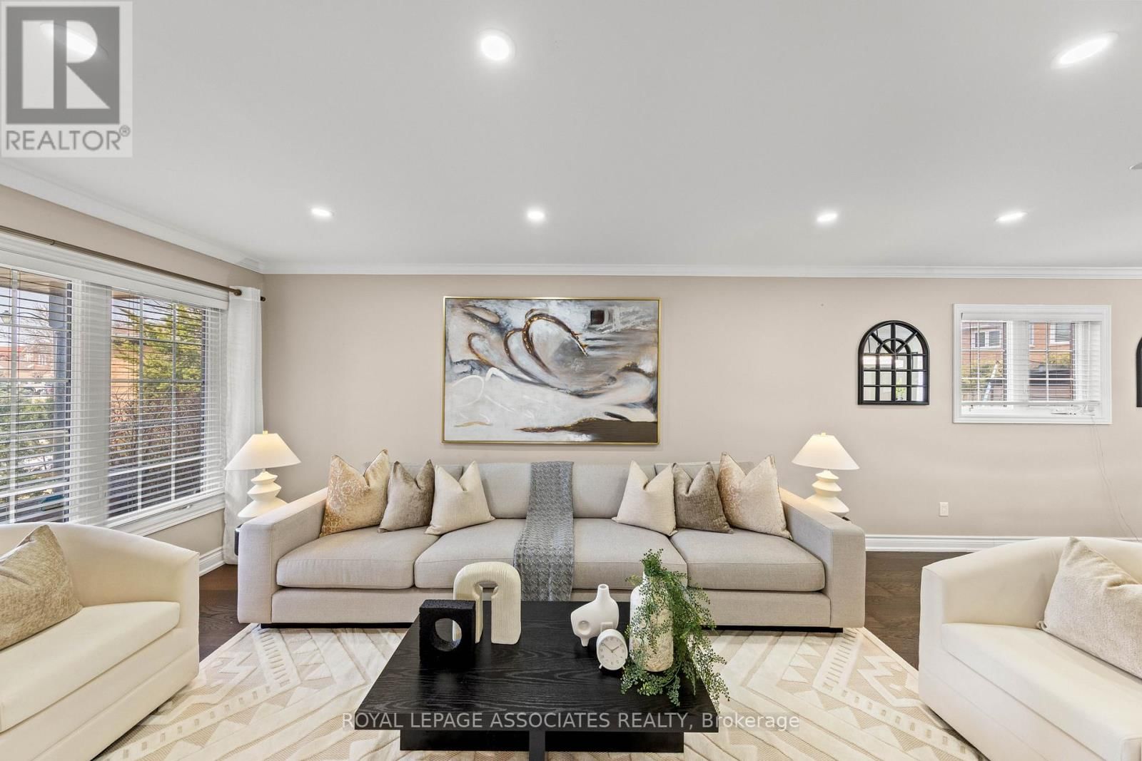 33 HUTTON CRESCENT Image 6