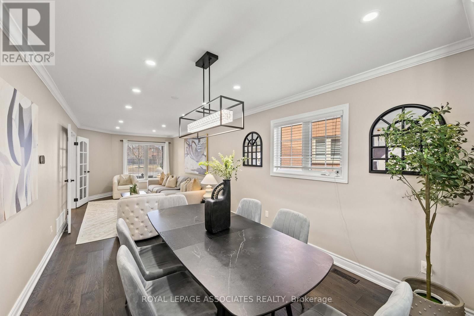 33 HUTTON CRESCENT Image 8