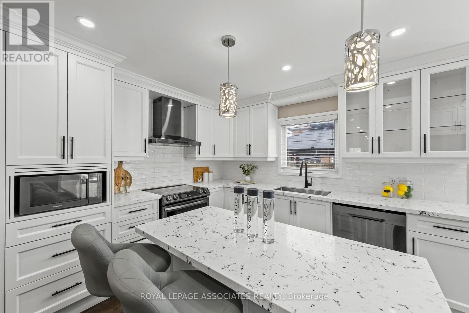 33 HUTTON CRESCENT Image 9