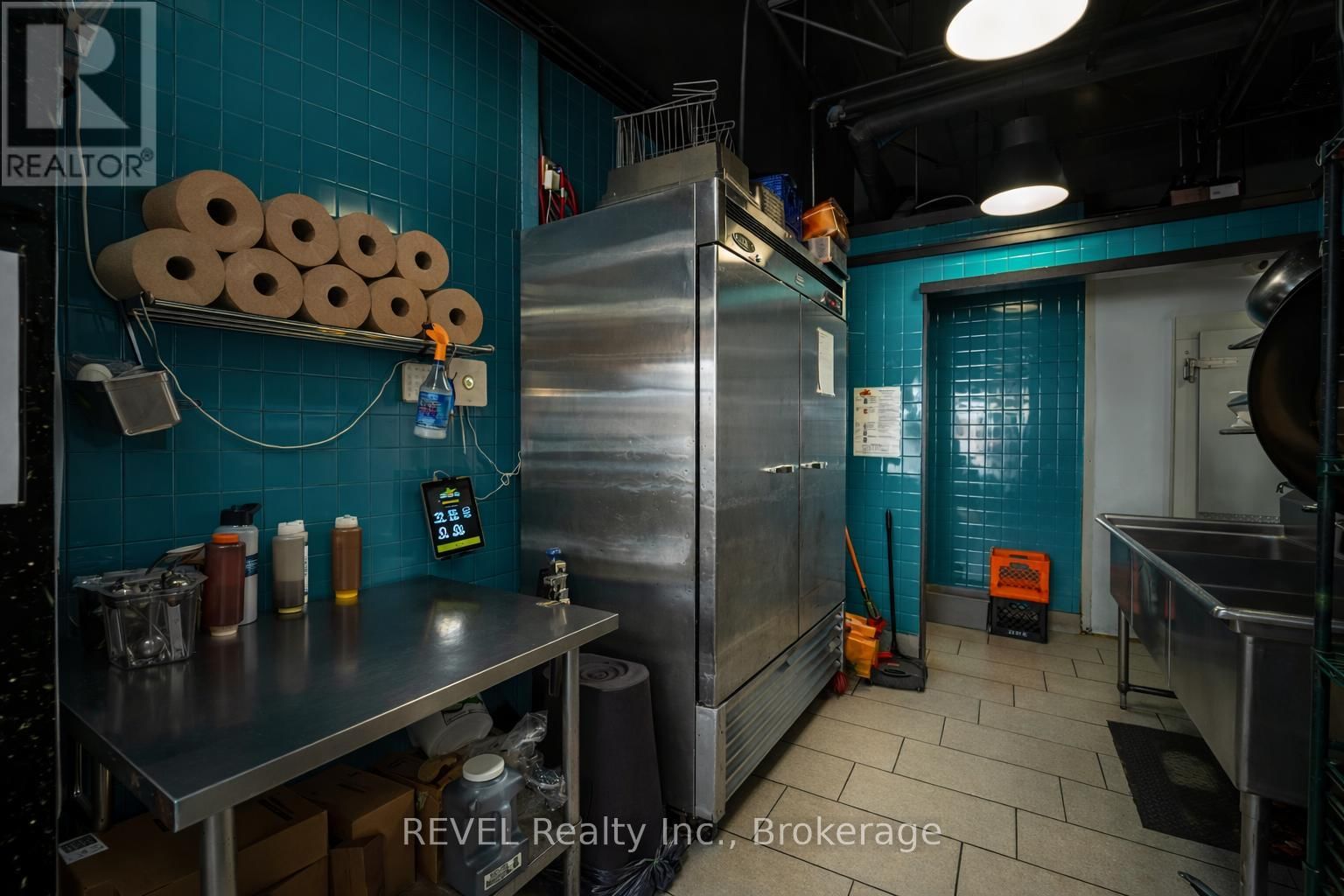 2 - 1435 PLAINS ROAD EAST Image 14