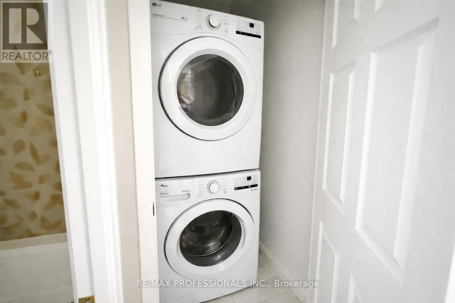 1406 - 7 MICHAEL POWER PLACE Image 11