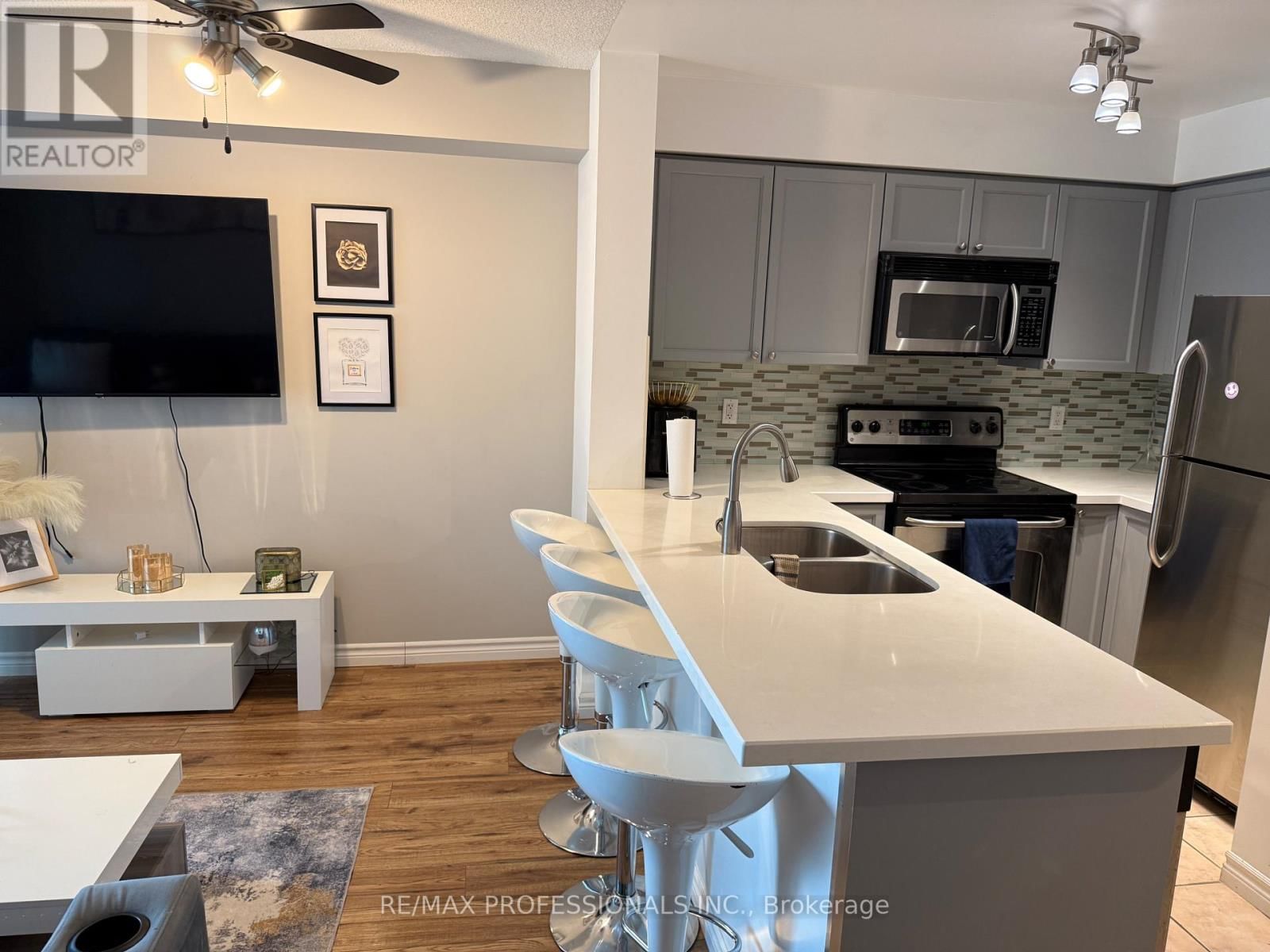 1406 - 7 MICHAEL POWER PLACE Image 23