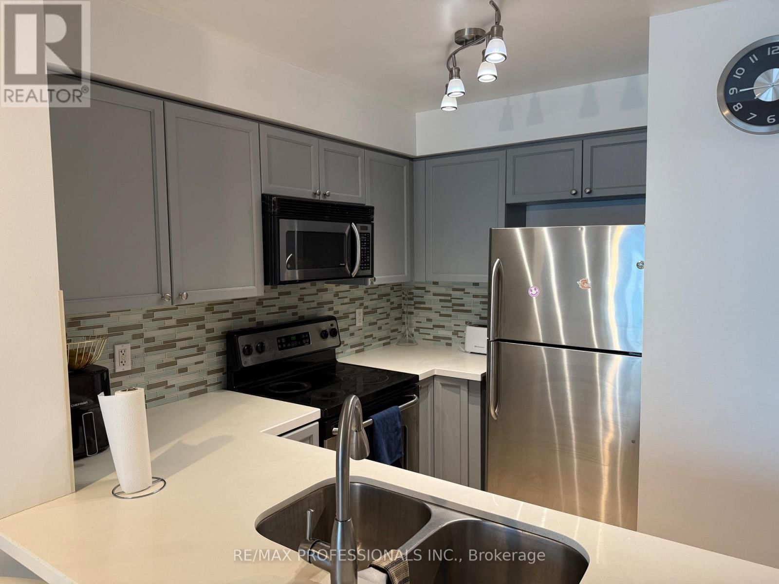 1406 - 7 MICHAEL POWER PLACE Image 3