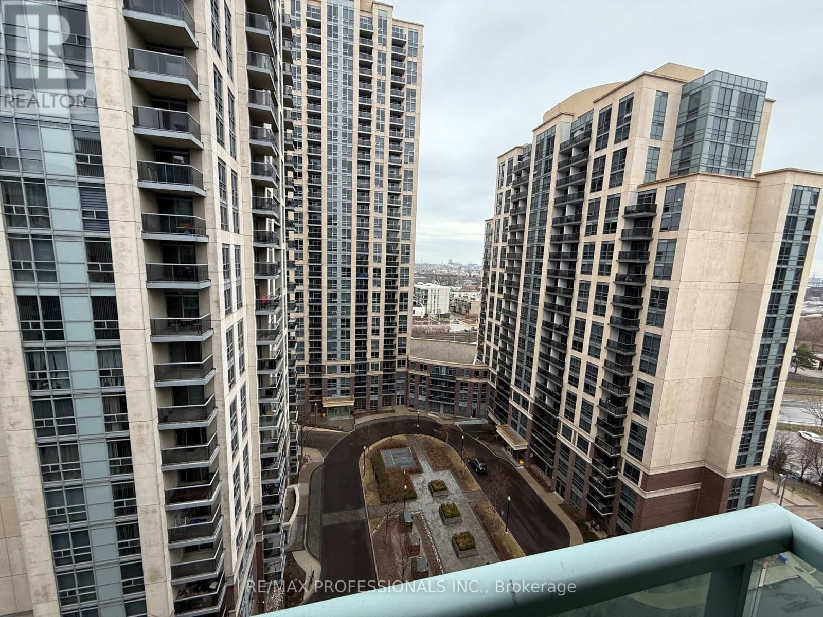 1406 - 7 MICHAEL POWER PLACE Image 34