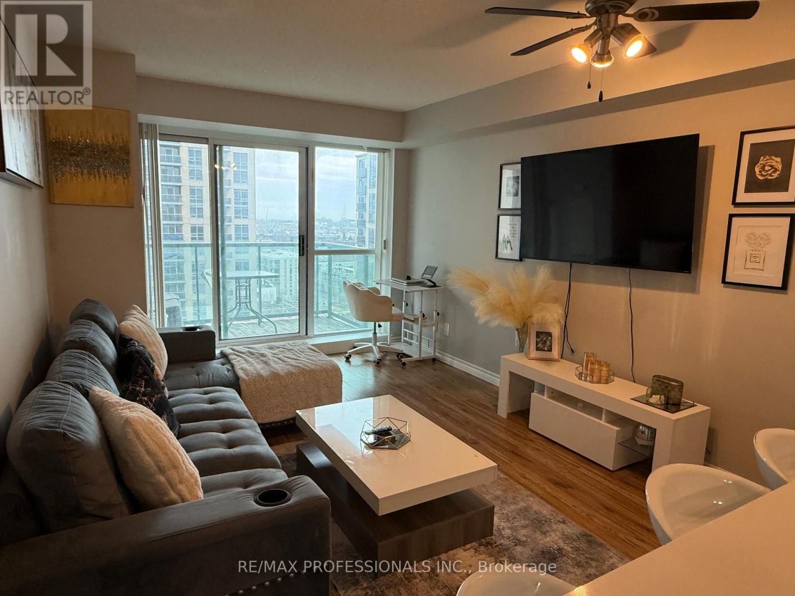 1406 - 7 MICHAEL POWER PLACE Image 4