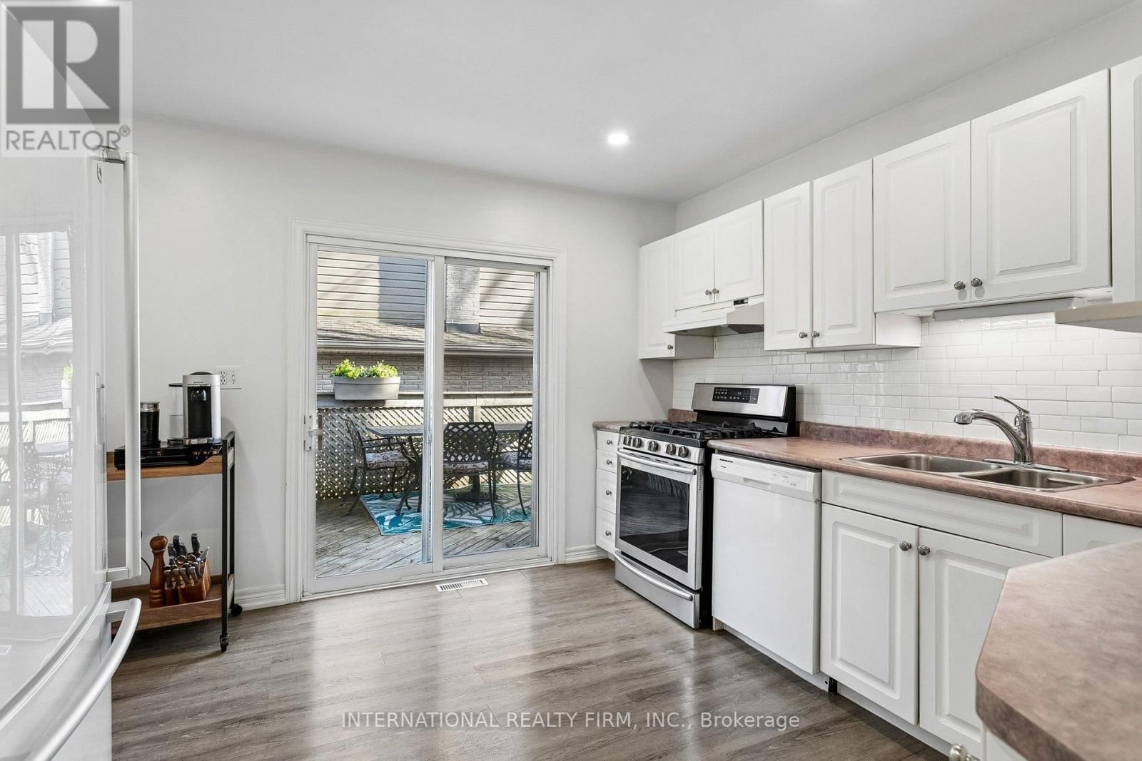 1326 ROXBOROUGH CRESCENT Image 11