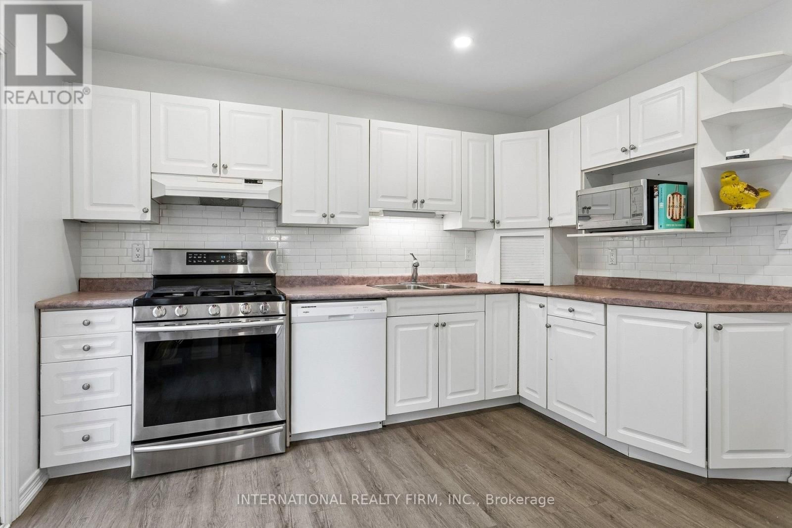 1326 ROXBOROUGH CRESCENT Image 12