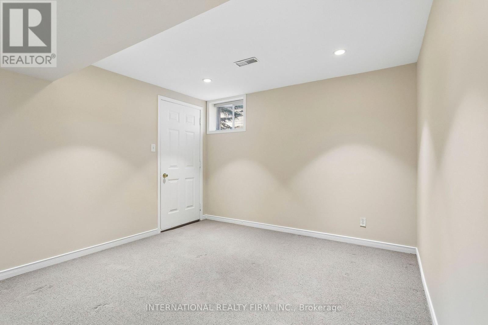 1326 ROXBOROUGH CRESCENT Image 25