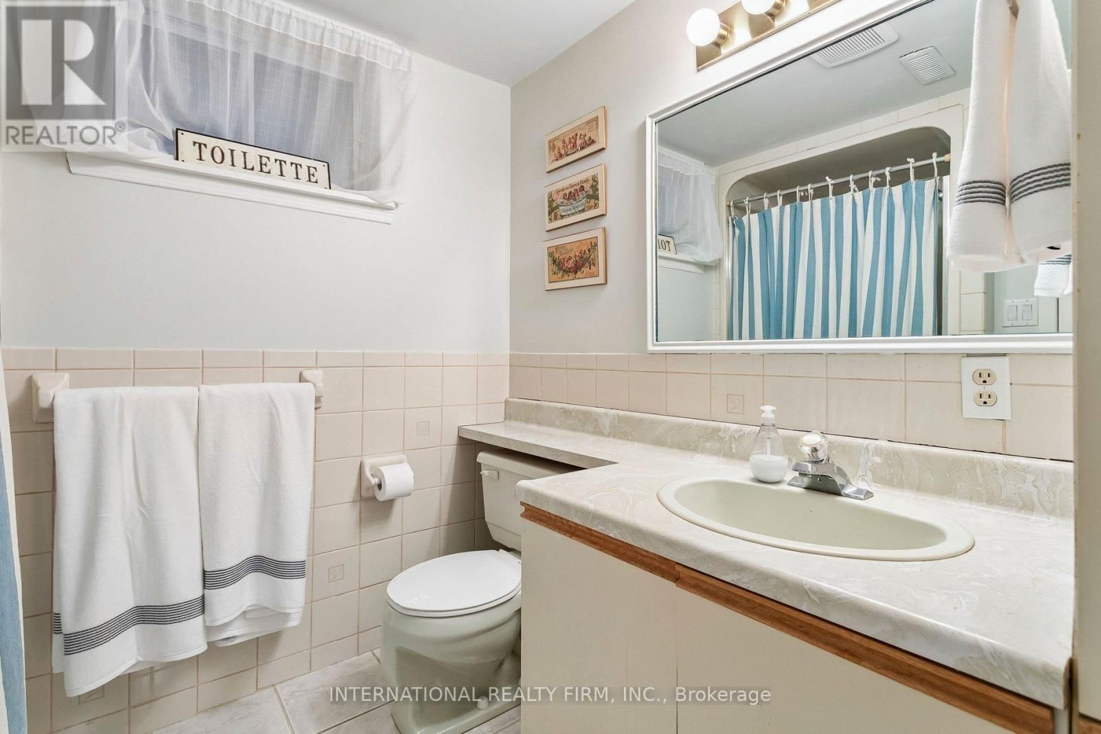 1326 ROXBOROUGH CRESCENT Image 26