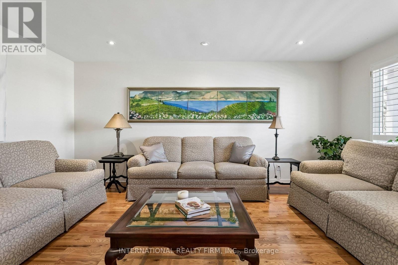 1326 ROXBOROUGH CRESCENT Image 6