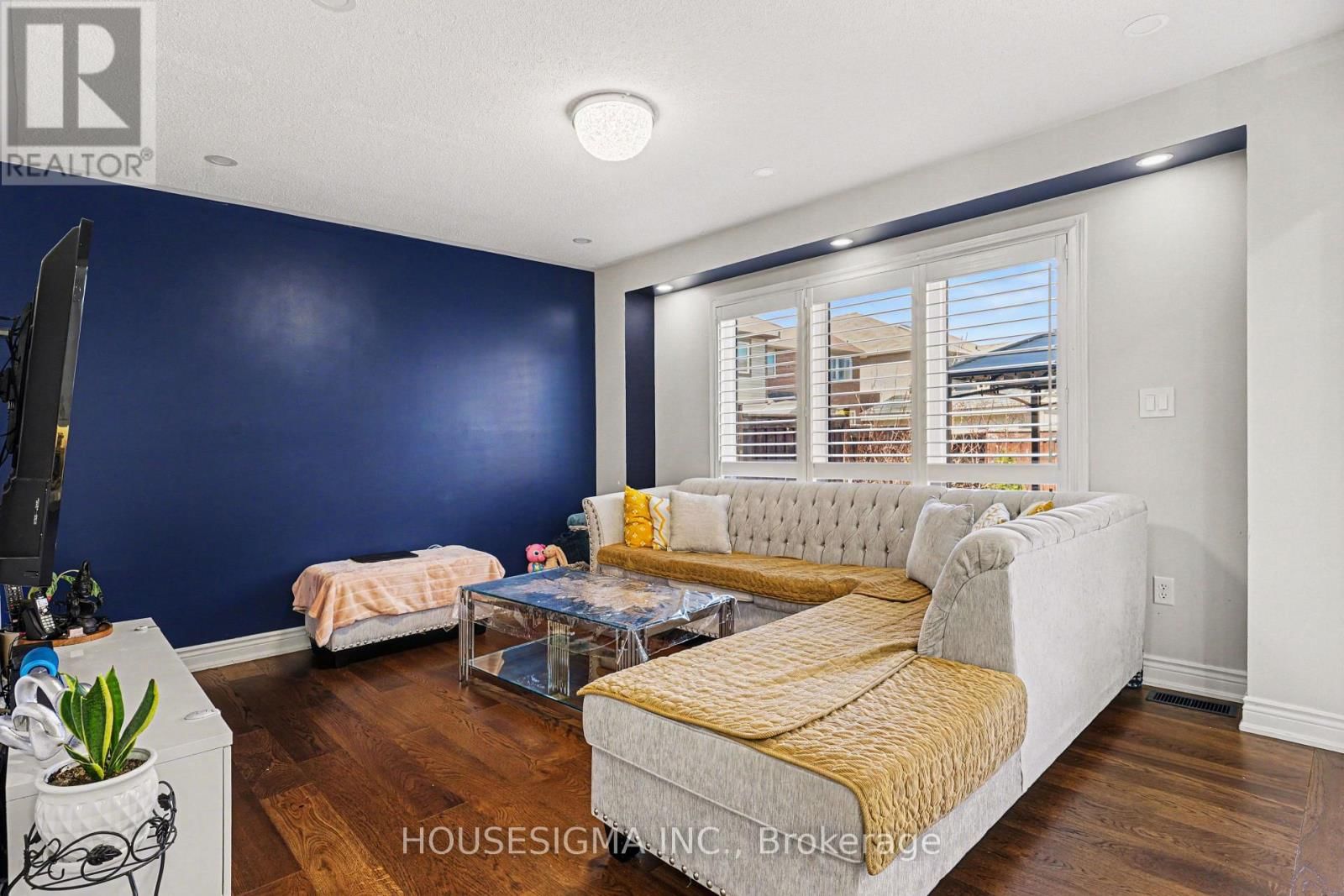 65 BLEASDALE AVENUE Image 9