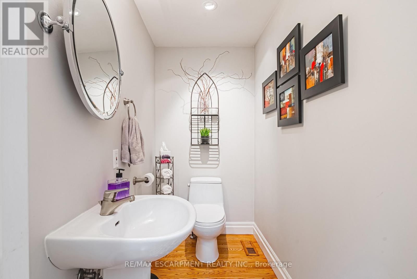 7 COLONIAL CRESCENT Image 11