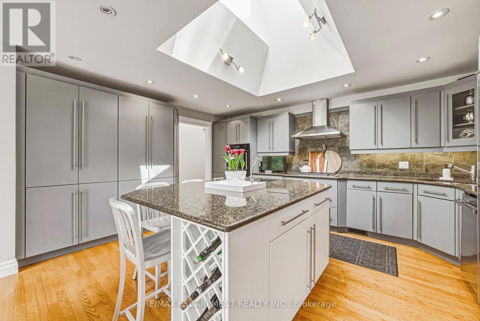 7 COLONIAL CRESCENT Image 15