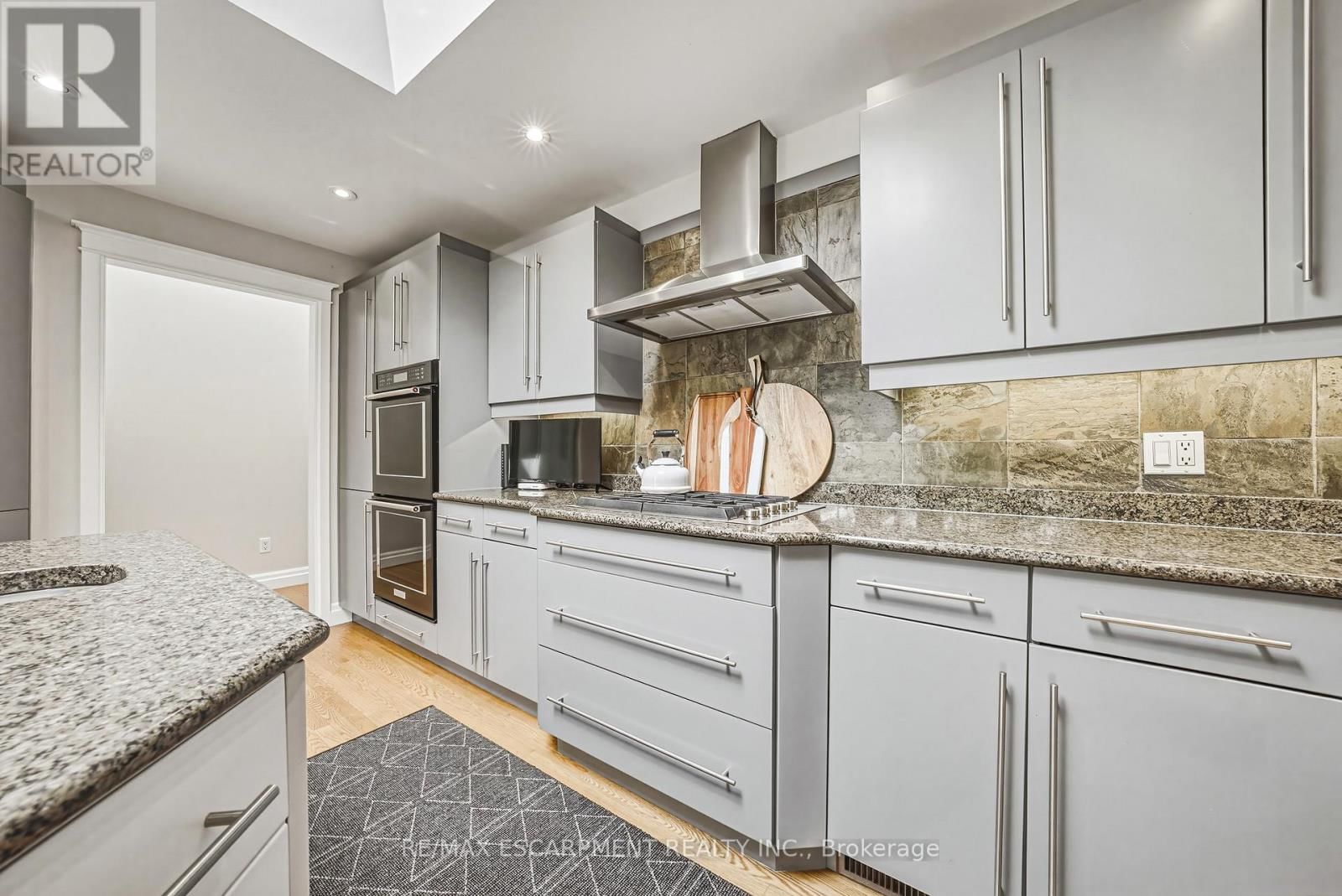 7 COLONIAL CRESCENT Image 17