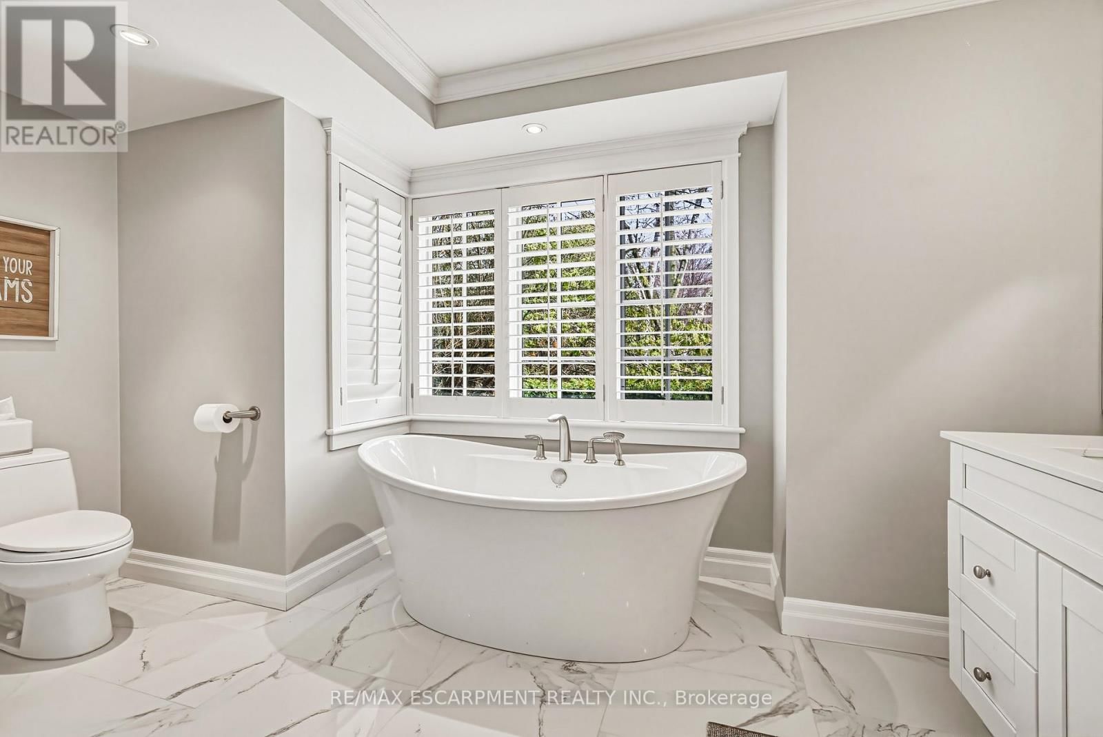 7 COLONIAL CRESCENT Image 29