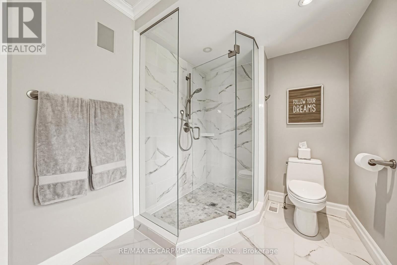 7 COLONIAL CRESCENT Image 30