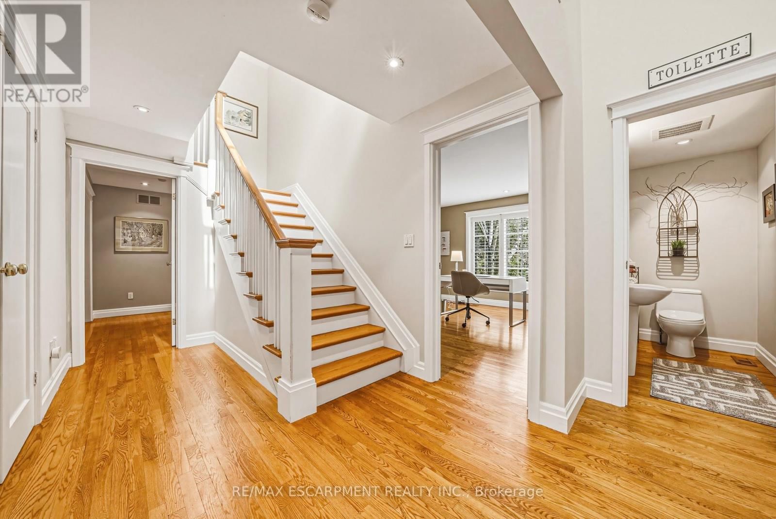 7 COLONIAL CRESCENT Image 31