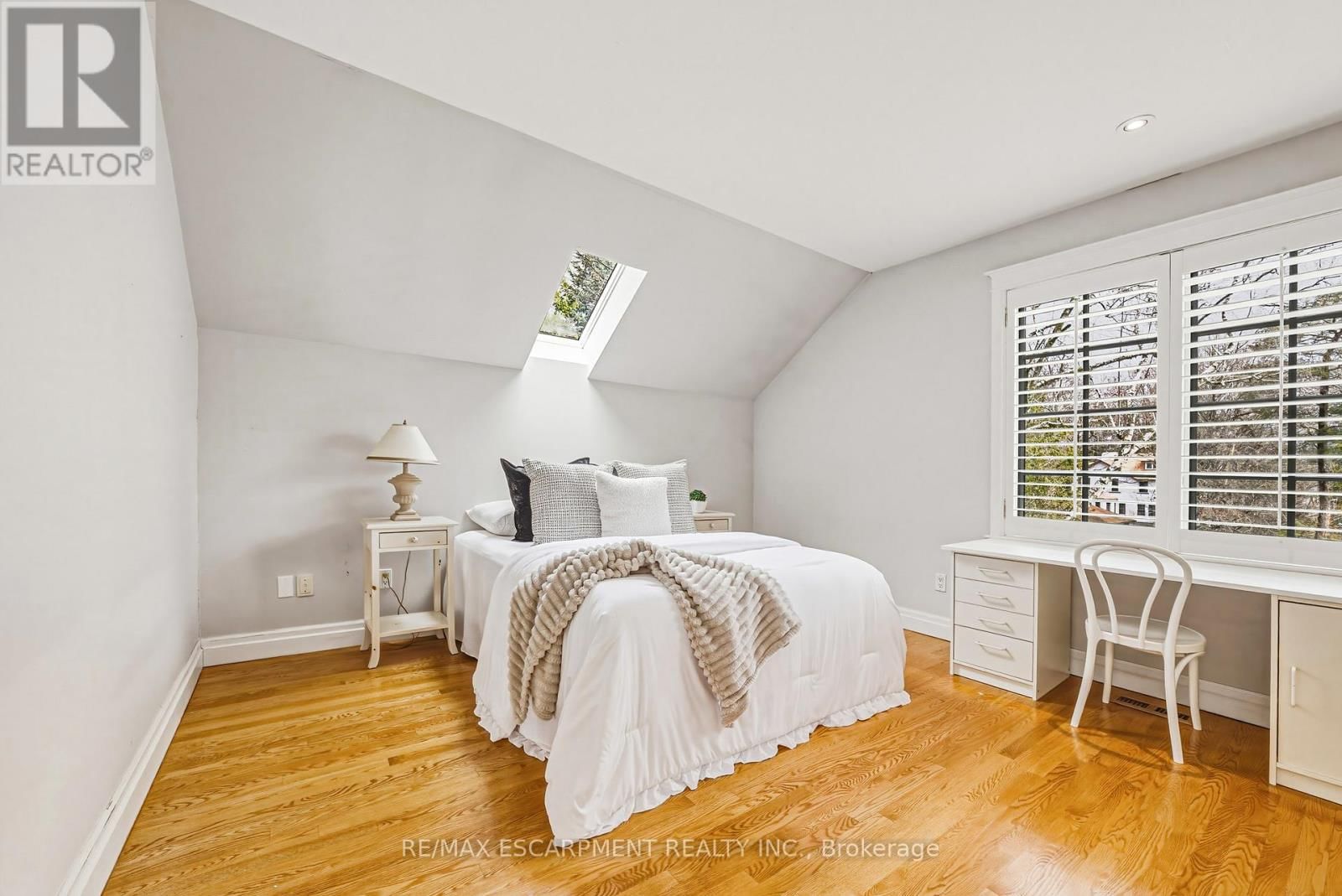 7 COLONIAL CRESCENT Image 32