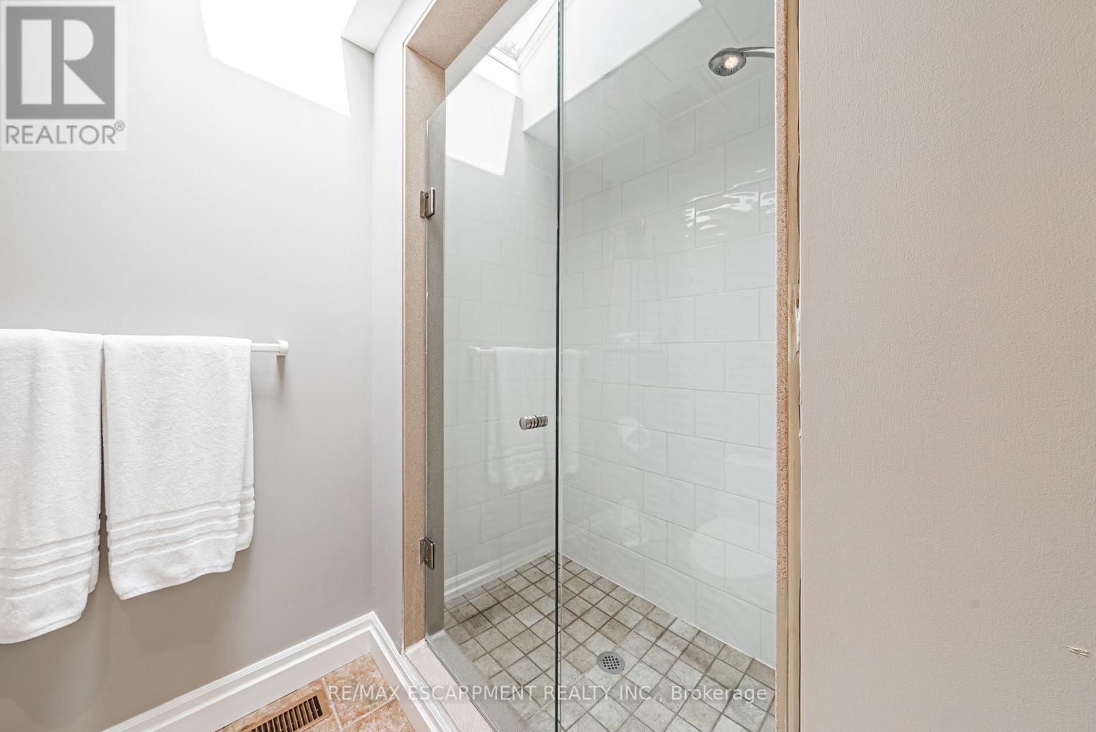 7 COLONIAL CRESCENT Image 34