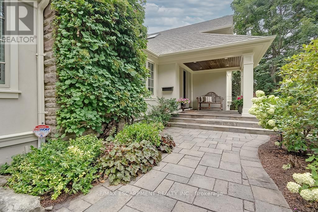 7 COLONIAL CRESCENT Image 5