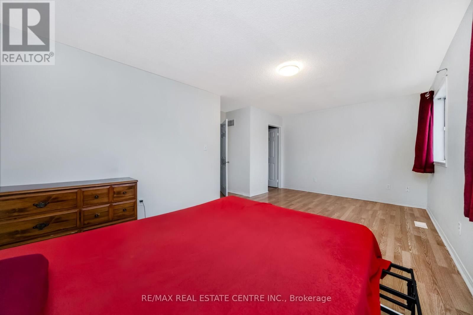 37 - 35 MALTA AVENUE NORTH Image 23