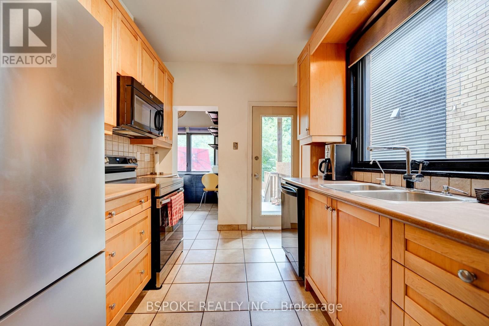 27 ROWLAND STREET Image 10