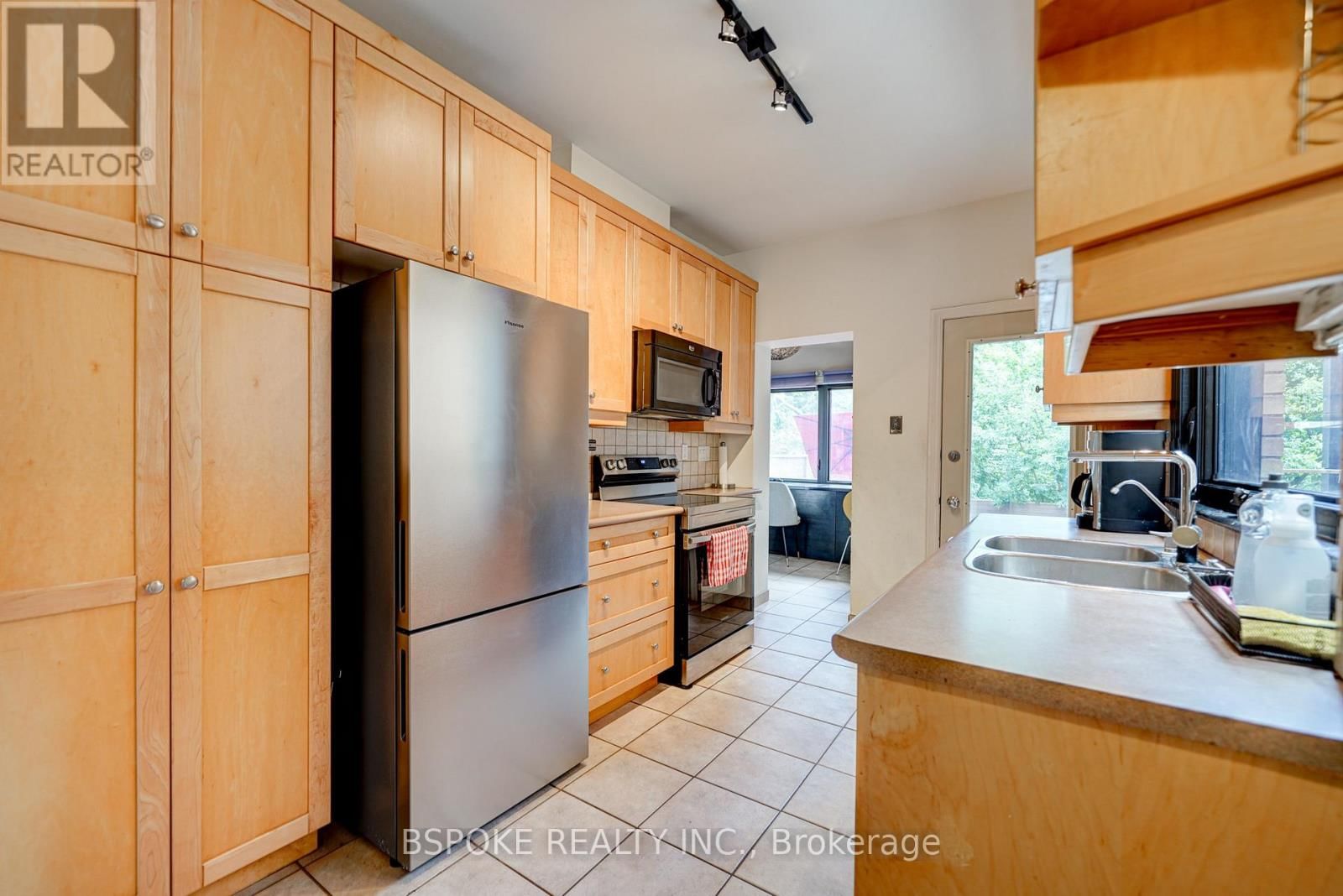 27 ROWLAND STREET Image 11