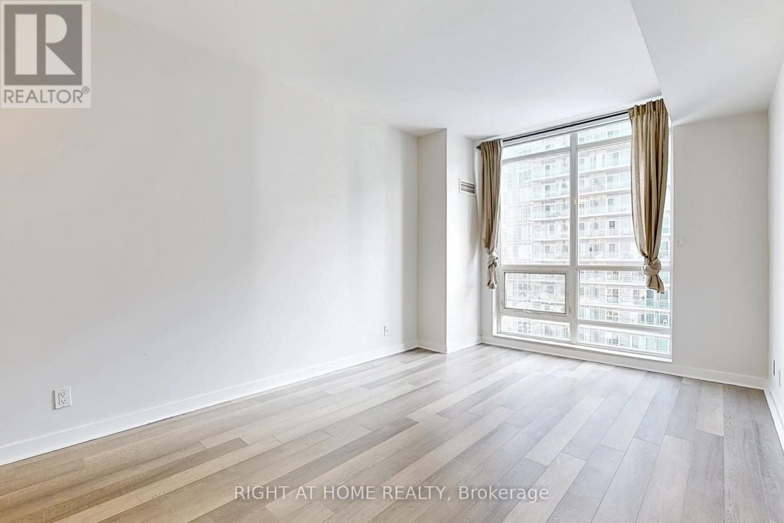 2207 - 185 LEGION ROAD NORTH Image 21