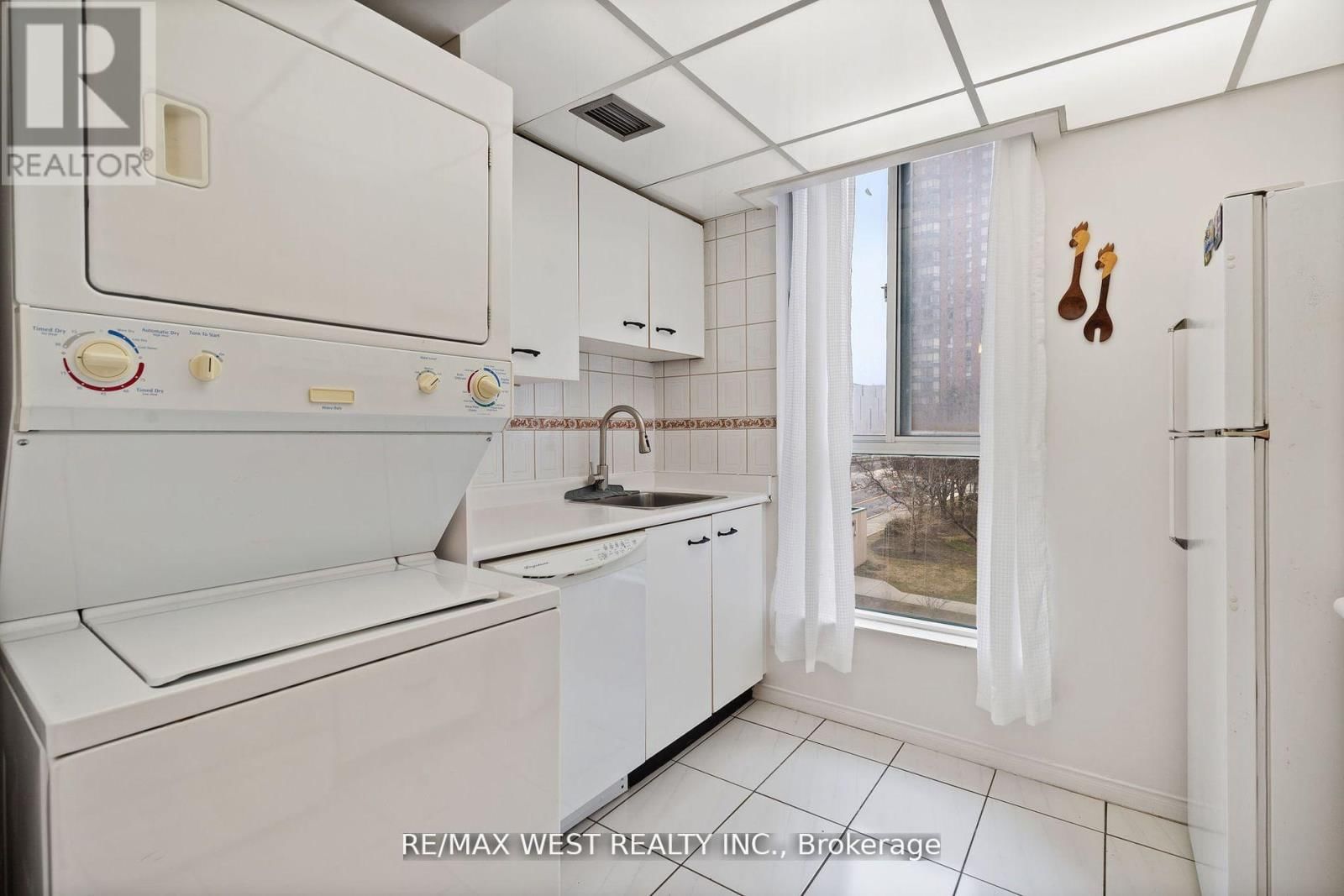 316 - 155 HILLCREST AVENUE Image 12