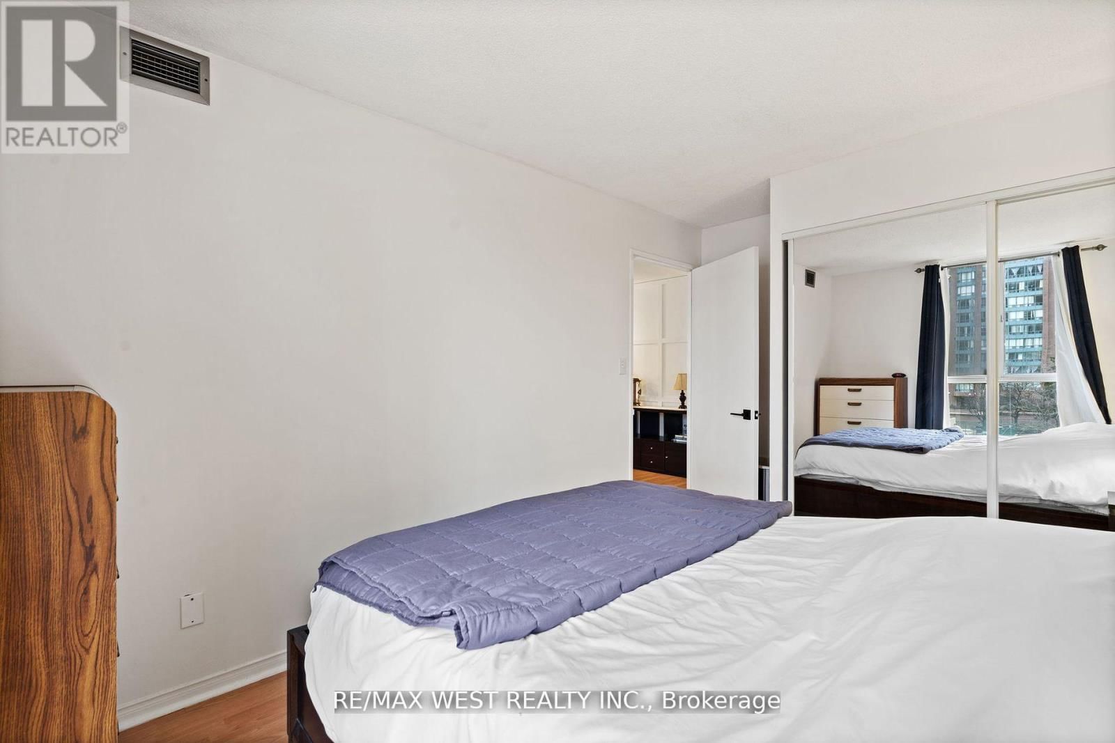 316 - 155 HILLCREST AVENUE Image 21