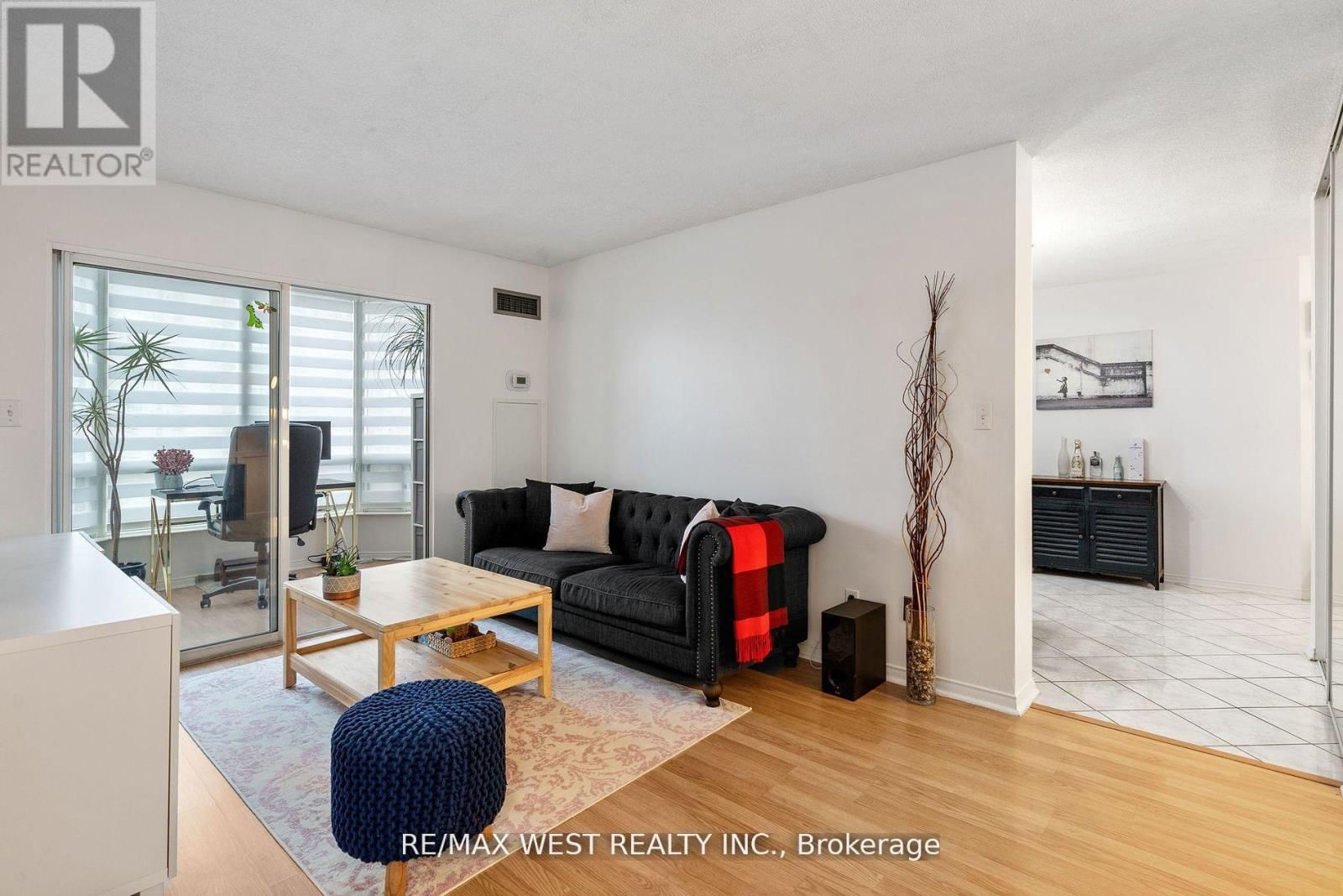 316 - 155 HILLCREST AVENUE Image 3