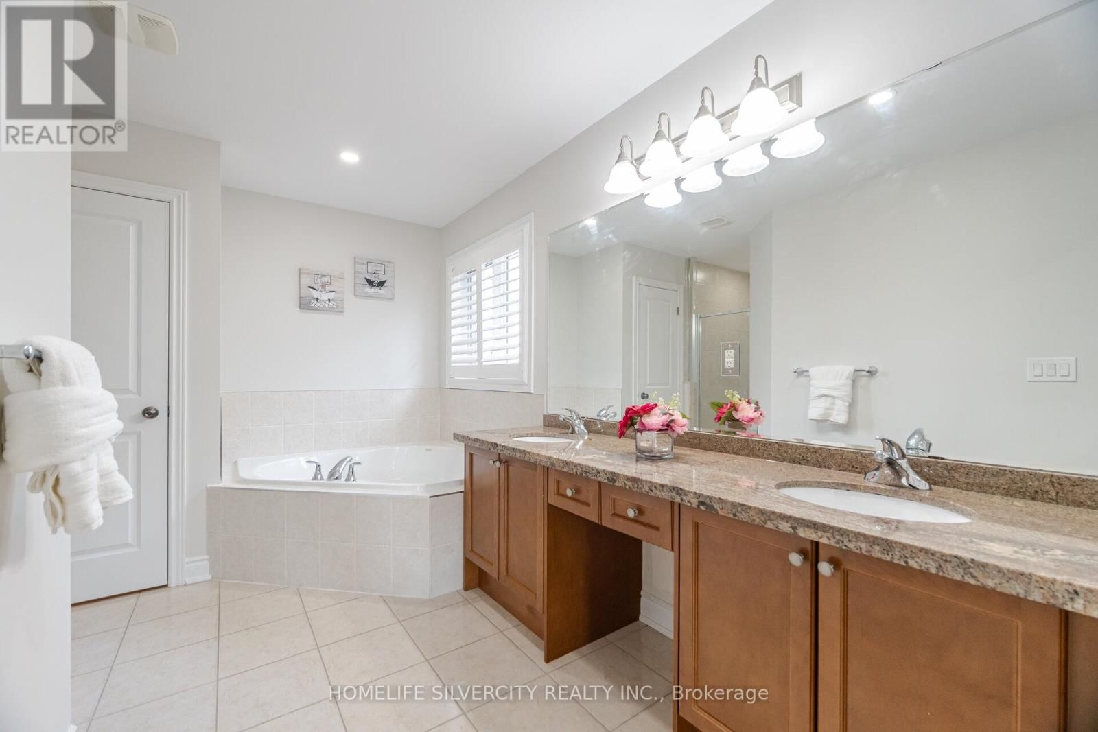 80 SCOTCHMERE CRESCENT Image 23